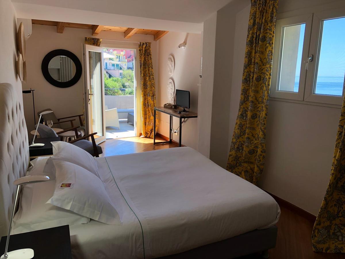 מנרולה La Torretta Lodge מראה חיצוני תמונה